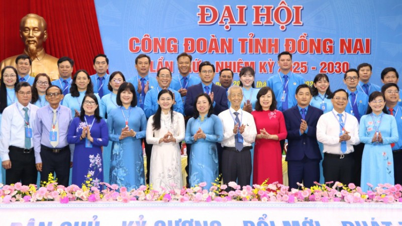 Lãnh đạo Tổng Liên đoàn Lao động Việt Nam và tỉnh Đồng Nai cùng các đại biểu.