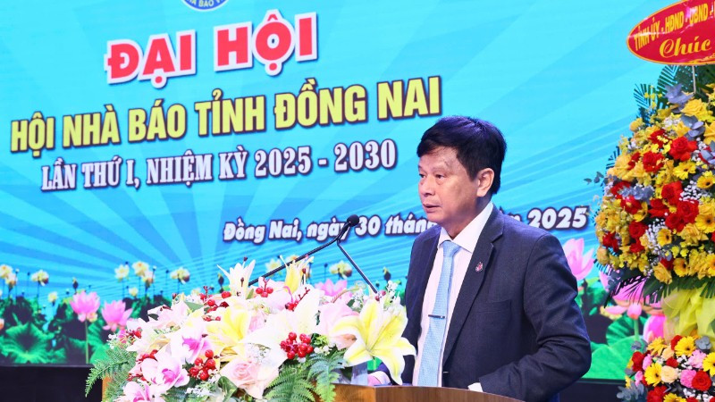 Nhà báo Trần Trọng Dũng, Phó Chủ tịch Hội Nhà báo Việt Nam phát biểu chỉ đạo tại đại hội.