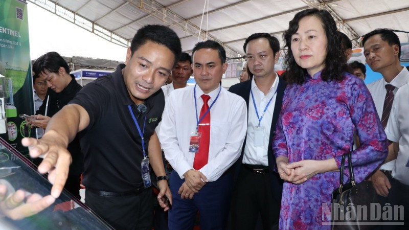 Lãnh đạo tỉnh Đồng Nai và đại biểu tham quan gian hàng trưng bày sản phẩm khoa học và công nghệ.