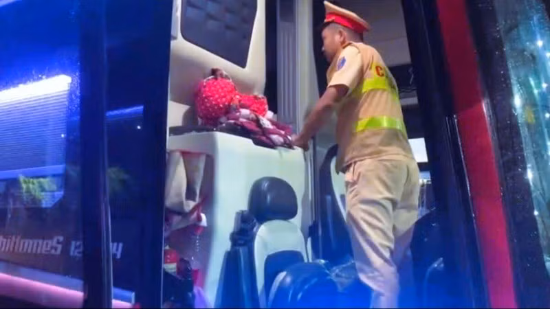 Lực lượng chức năng kiểm tra xe khách 24 chỗ nhồi nhét 46 người trên Quốc lộ 1A.