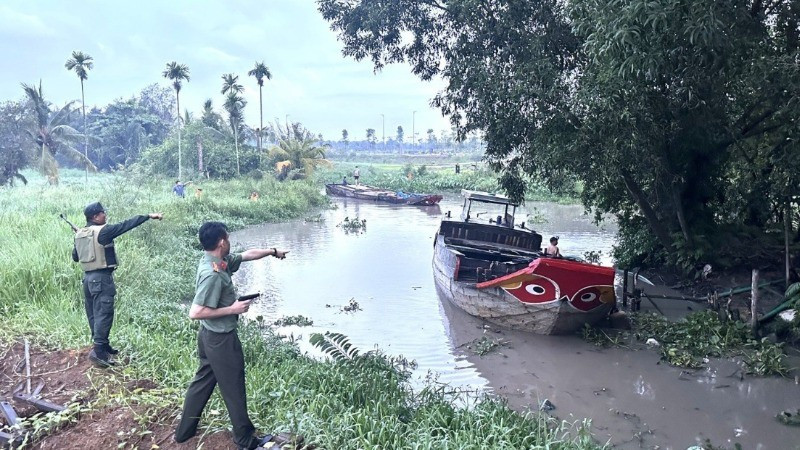 Lực lượng công an vây bắt nhóm đối tượng khai thác cát trái phép trên sông Đồng Nai.