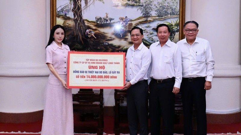 Đại diện Công ty cổ phần Đầu tư và kinh doanh Golf Long Thành và Tập đoàn KN Holdings trao bảng tượng trưng số tiền ủng hộ.