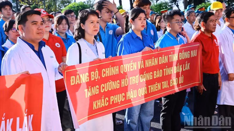 Các thành viên Đoàn là cán bộ nhân viên y tế trước lúc lên đường hỗ trợ người dân tỉnh Đắk Lắk khắc phục hậu quả do thiên tai.