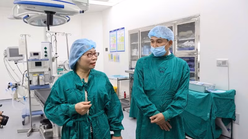 Hội đồng thẩm định chuyên môn của Bộ Y tế trao đổi với bác sĩ của Bệnh viện đa khoa Đồng Nai về triển khai kỹ thuật ghép thận.