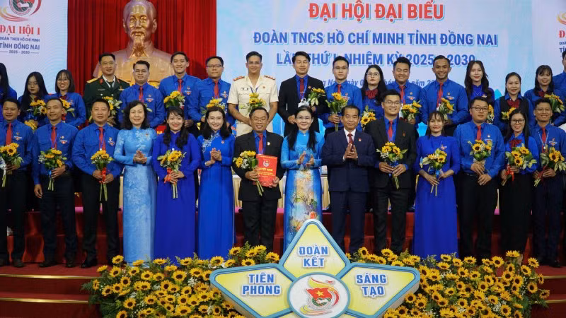 Các đồng chí lãnh đạo tỉnh Đồng Nai và Ban Bí thư Trung ương Đoàn chúc mừng Ban Chấp hành Tỉnh đoàn Đồng Nai ra mắt tại Đại hội.