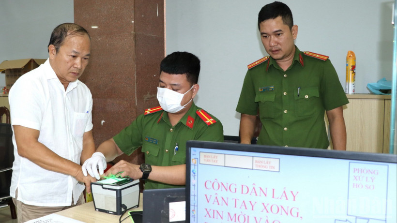 Cán bộ Công an tỉnh Đồng Nai làm căn cước công dân cho người dân tại Trung tâm phục vụ hành chính công tỉnh Đồng Nai.