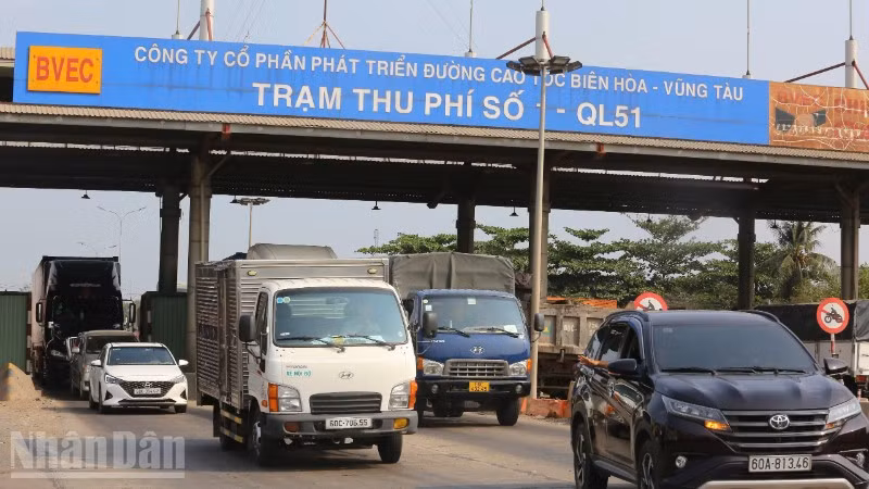 Các phương tiện lưu thông qua Trạm thu phí T1 trên Quốc lộ 51 vào chiều 13/4.