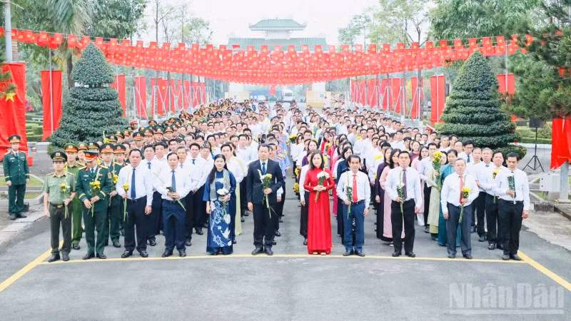 Đoàn Tỉnh ủy, Hội đồng nhân dân, Ủy ban nhân dân, Ủy ban Mặt trận Tổ quốc Việt Nam tỉnh Đồng Nai viếng tại nghĩa trang liệt sĩ tỉnh.