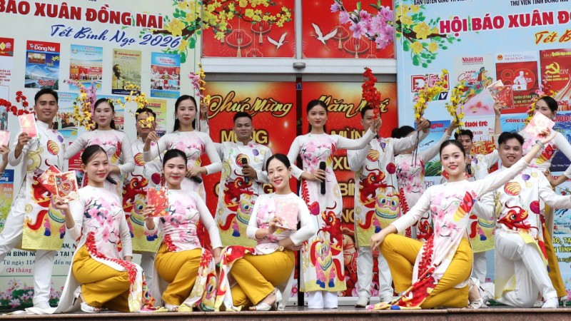 Một tiết mục văn nghệ do các diễn viên, nghệ sĩ Nhà hát Nghệ thuật Đồng Nai biểu diễn.