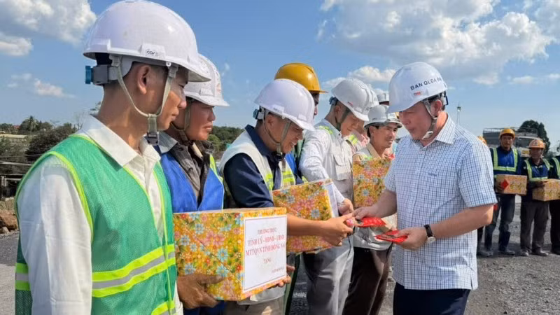 Phó Bí thư Tỉnh ủy, Chủ tịch Ủy ban nhân dân tỉnh Đồng Nai Nguyễn Văn Út tặng quà động viên người lao động làm việc dự án thành phần 1 dự án đường cao tốc Biên Hòa-Vũng Tàu.