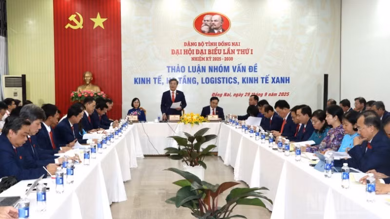 Thảo luận nhóm vấn đề kinh tế, hạ tầng, logistics, chuyển đổi số, kinh tế xanh.