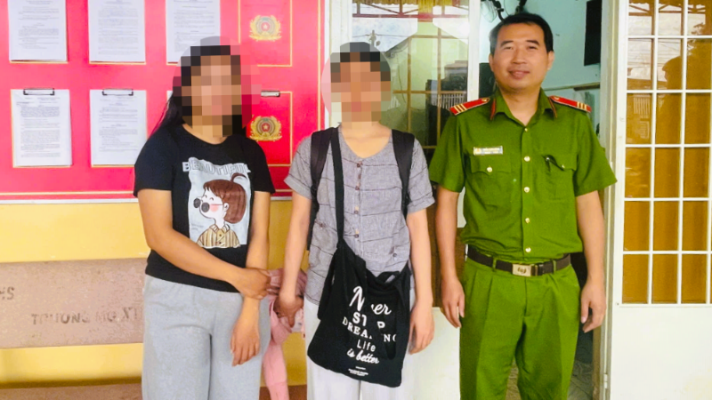 Công an phường Xuân Lập đã bàn giao chị O. (đứng giữa) cho gia đình.