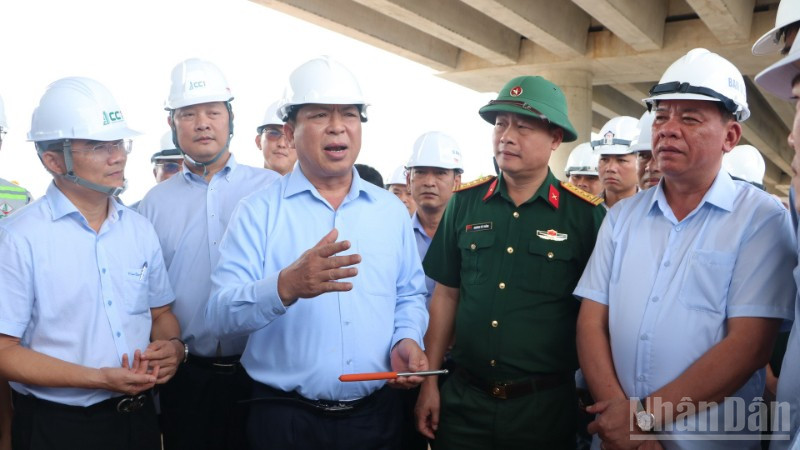 Bộ trưởng Xây dựng Trần Hồng Minh và Chủ tịch Ủy ban nhân dân tỉnh Đồng Nai Võ Tấn Đức kiểm tra dự án đường cao tốc Biên Hòa-Vũng Tàu.