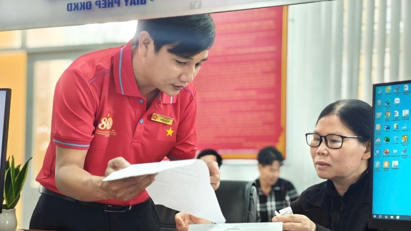 Cán bộ Trung tâm phục vụ hành chính công xã Xuân Hòa, tỉnh Đồng Nai, hướng dẫn cho người dân làm thủ tục hành chính. (Ảnh THIÊN VƯƠNG)