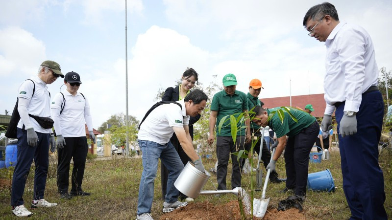 Các đại biểu và người dân tham gia trồng tre tại ấp Tân Lập, xã Thống Nhất. (Ảnh: BÙI DUYÊN)