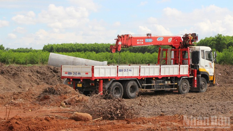 Công nhân đang thi công đường 25C đoạn nối trực tiếp vào đường T1 tới sân bay Long Thành.