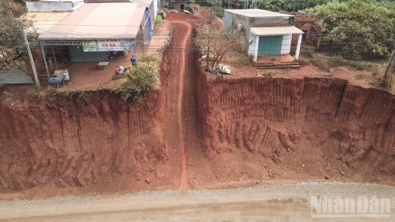 Quá trình thực hiện Dự án nâng cấp, mở rộng đường ĐT753, khiến 8 nhà dân chênh vênh bên "bờ vực" ở xã Tân Lợi.