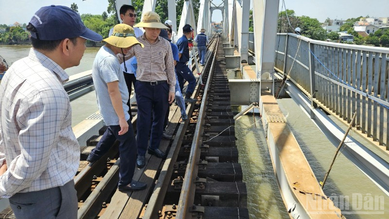 Ông Nguyễn Quốc Vượng, Phó Tổng Giám đốc Tổng Công ty đường sắt Việt Nam (thứ ba từ trái qua) chỉ đạo công tác khắc phục sự cố tại hiện trường 8/3.