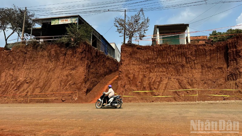 Hiện trường nhà người dân nằm chênh vênh bên vực sâu do quá trình hạ cốt nền thực hiện dự án nâng cấp, mở rộng đường ĐT 753. Theo ghi nhận chiều 4/3, việc thi công tại khu vực này đã được tạm dừng.