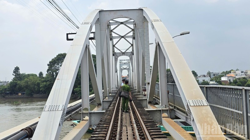 Lực lượng chức năng thực địa hiện trường cầu Ghềnh trên sông Đồng Nai.