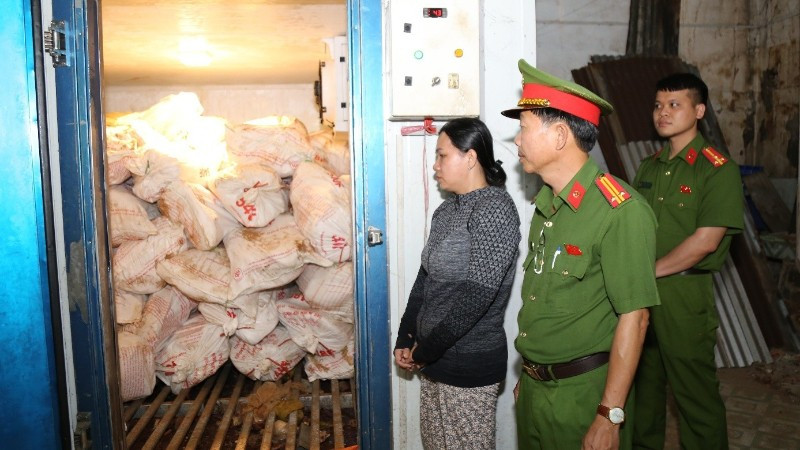 Lực lượng chức năng kiểm tra kho bảo quản lợn chết của Lê Thị Bích Phượng.