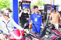 Các cửa hàng xăng dầu Petrolimex trên địa bàn Thành phố Hồ Chí Minh vẫn bảo đảm nguồn cung cho khách hàng.