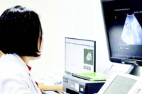 Siêu âm kiểm tra sức khỏe mẹ và con trước khi sinh ở Bệnh viện Phụ sản Hải Dương.