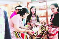 Khách hàng tham quan, tìm hiểu sản phẩm OCOP Hoa Đất Mường.