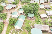 Những ngôi nhà mới vững chãi và ấm cúng đã làm thay đổi các bản làng vùng cao Quảng Trị.