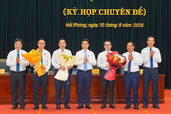 Bí thư Thành ủy Hải Phòng Lê Ngọc Châu và Thường trực Hội đồng nhân dân thành phố chúc mừng các đồng chí được bầu bổ sung các chức danh tại kỳ họp. (Ảnh: ĐÀM THANH)