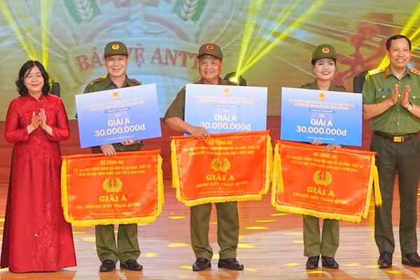 Đồng chí Bùi Thị Minh Hoài, Ủy viên Bộ Chính trị, Bí thư Trung ương Đảng, Chủ tịch Ủy ban Trung ương Mặt trận Tổ quốc Việt Nam và lãnh đạo Bộ Công an trao giải A cho các đội thi. (Ảnh: ĐÀM THANH)