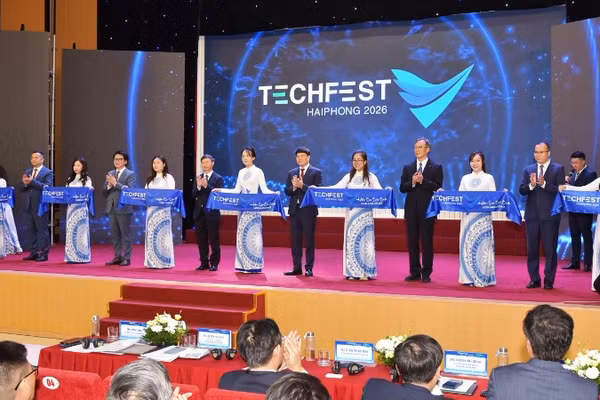 Các đại biểu thực hiện nghi thức khai mạc Techfest HaiPhong 2026 với chủ đề “Hội tụ trí tuệ-Vươn khơi đổi mới”. (Ảnh: XUÂN TRƯỜNG)