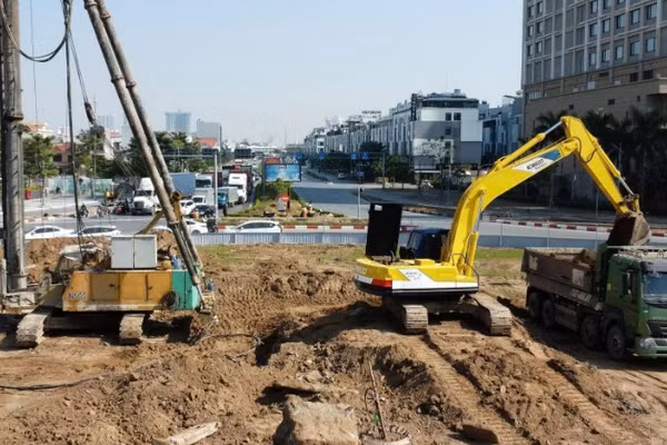 Thành phố Hải Phòng hiện đang triển khai thi công xây dựng nhiều công trình, dự án trọng điểm ngành giao thông vận tải. (Ảnh: nút giao thông Bùi Viện-Lê Hồng Phong đang được thi công).