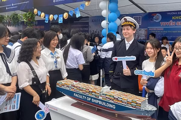 Thành phố Hải Phòng hướng tới mục tiêu trở thành trung tâm giáo dục, đào tạo hàng đầu cả nước. Trong ảnh là ngày hội tư vấn tuyển sinh tại Trường đại học Hàng hải Việt Nam.