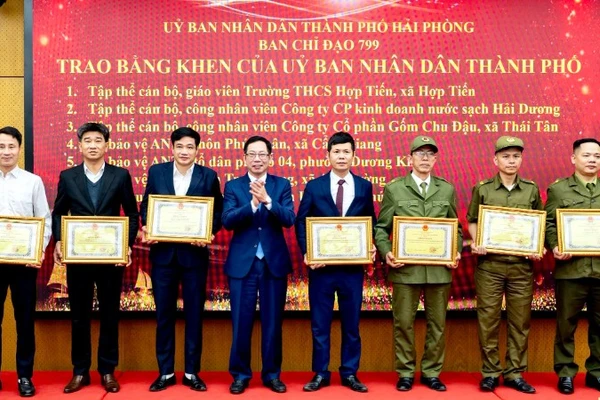 Phó Chủ tịch Ủy ban nhân dân thành phố Hải Phòng Vũ Tiến Phụng trao Bằng khen của Chủ tịch Ủy ban nhân dân thành phố cho các tập thể, cá nhân có thành tích xuất sắc trong công tác phòng chống tội phạm, tệ nạn xã hội và xây dựng phong trào toàn dân bảo vệ an ninh Tổ quốc năm 2025.