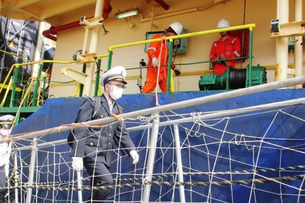 Cán bộ, nhân viên Trung tâm Kiểm dịch y tế quốc tế (Sở Y tế Hải Phòng) tăng cường công tác kiểm soát dịch bệnh tại các tàu quốc tế đến Hải Phòng. (Ảnh: HOÀNG HUẾ)