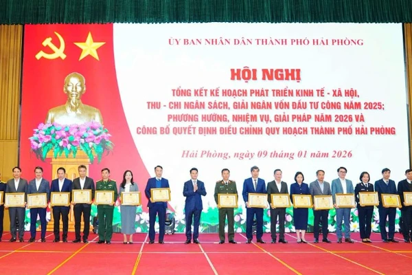 Chủ tịch Ủy ban nhân dân thành phố Hải Phòng Lê Ngọc Châu khen thưởng các tập thể, cá nhân hoàn thành xuất sắc nhiệm vụ năm 2025.