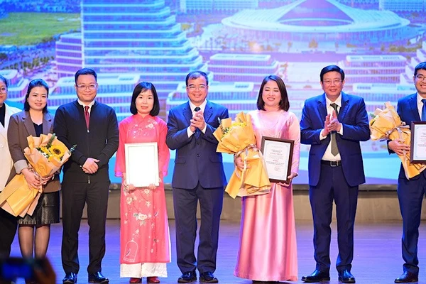 Trao giải cho tác giả, tác phẩm đoạt giải A Giải báo chí “Vì một Hải Phòng phát triển lần VII với chủ đề: Hải Phòng - Thành phố thân thiện.