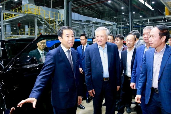 Phó Thủ tướng Thường trực Chính phủ Nguyễn Hòa Bình thăm Nhà máy sản xuất ô-tô VinFast tại Hải Phòng. (Ảnh: DUY THÍNH)