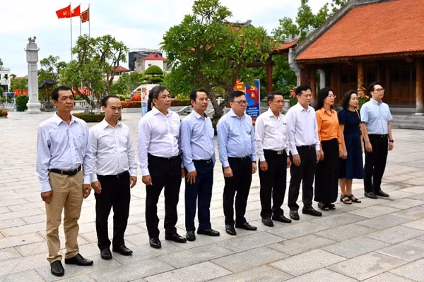 Đoàn đại biểu Hội Nhà báo Việt Nam dâng hương, dâng hoa tưởng niệm tại Nhà tưởng niệm đồng chí Nguyễn Đức Cảnh. (Ảnh: ĐỨC NGHĨA)