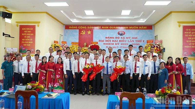 Lãnh đạo tỉnh, đại biểu, khách mời tại buổi ra mắt Đại hội của Ban Chấp hành Đảng bộ xã Mỹ Quí.