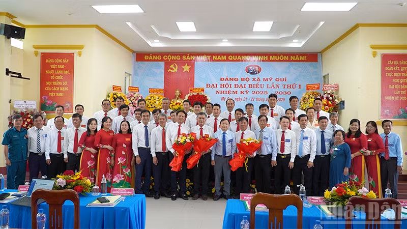 Lãnh đạo tỉnh, đại biểu, khách mời tại buổi ra mắt Đại hội của Ban Chấp hành Đảng bộ xã Mỹ Quí.