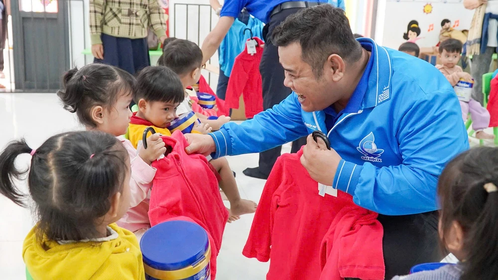 Trao tặng quà cho các em nhỏ.
