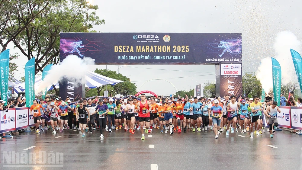 Vận động viên, người lao động tham gia giải chạy.