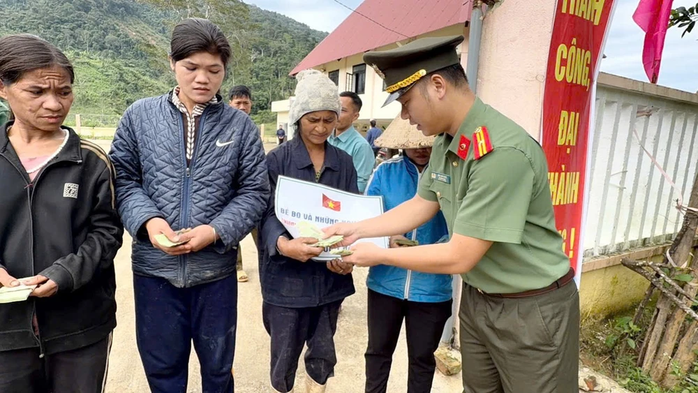 Trao tặng kinh phí hỗ trợ các hộ dân bị ảnh hưởng thiên tai.