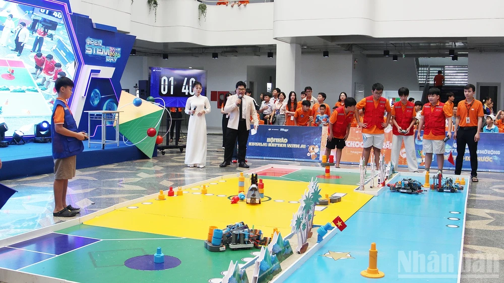 Các đội thi tham gia “KIẾN tạo đất nước”.