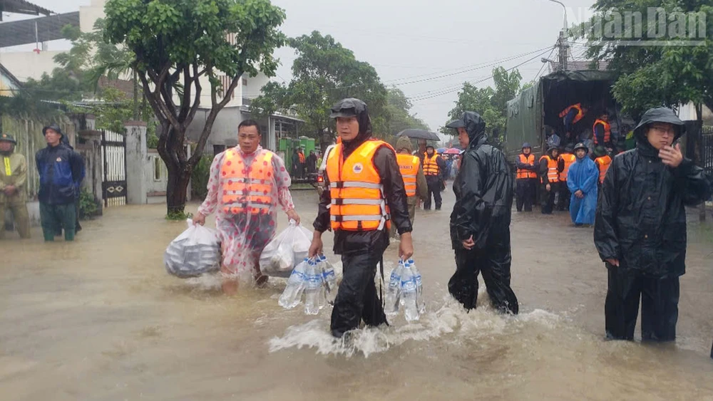 Các lực lượng kịp thời vận chuyển lương thực, nước uống cho người dân bị cô lập và bệnh viện (tháng 10/2025).