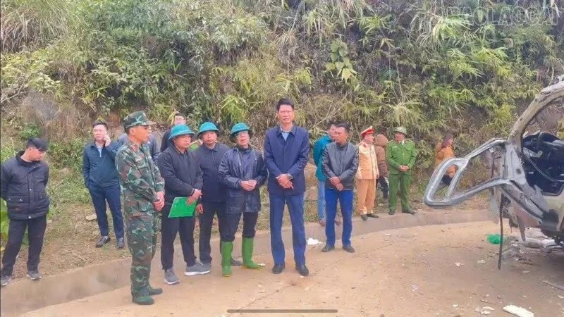 Phó Chủ tịch Thường trực Ủy ban nhân dân tỉnh Lào Cai Nguyễn Thế Phước trực tiếp đến hiện trường chỉ đạo công tác khắc phục hậu quả.