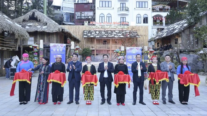 Các đại biểu cắt băng khai mạc không gian văn hóa “Sa Pa tinh hoa hội tụ”.