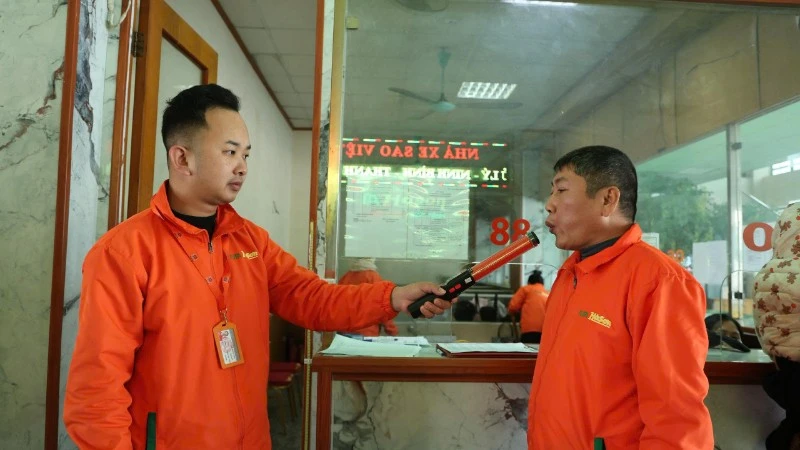 Kiểm tra nồng độ cồn của lái xe trước khi xuất bến.